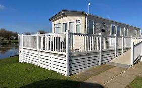 2 Bed, 2 Bath With Decking Overlooking The Fishing Lake At Sand Le Mere